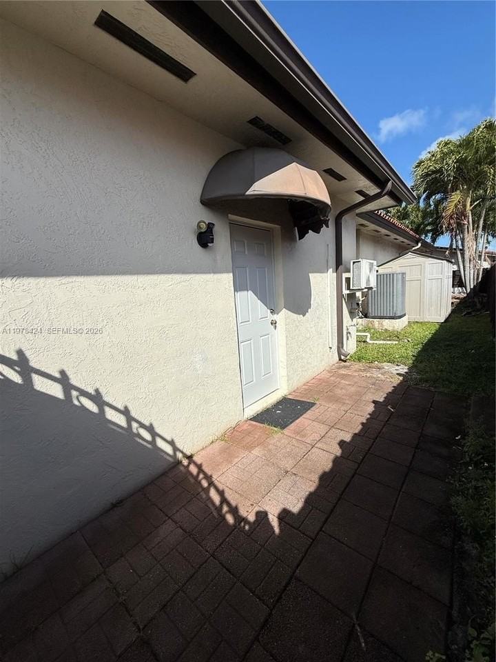 18529 Sw 97th Pl #1 - Photo 3 of 21