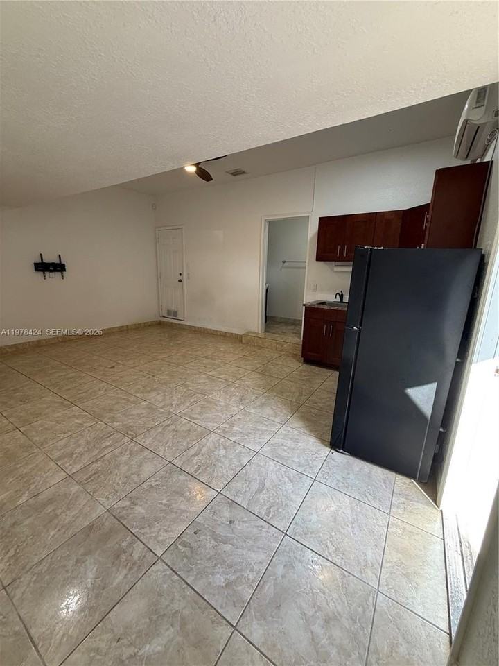 18529 Sw 97th Pl #1 - Photo 5 of 21