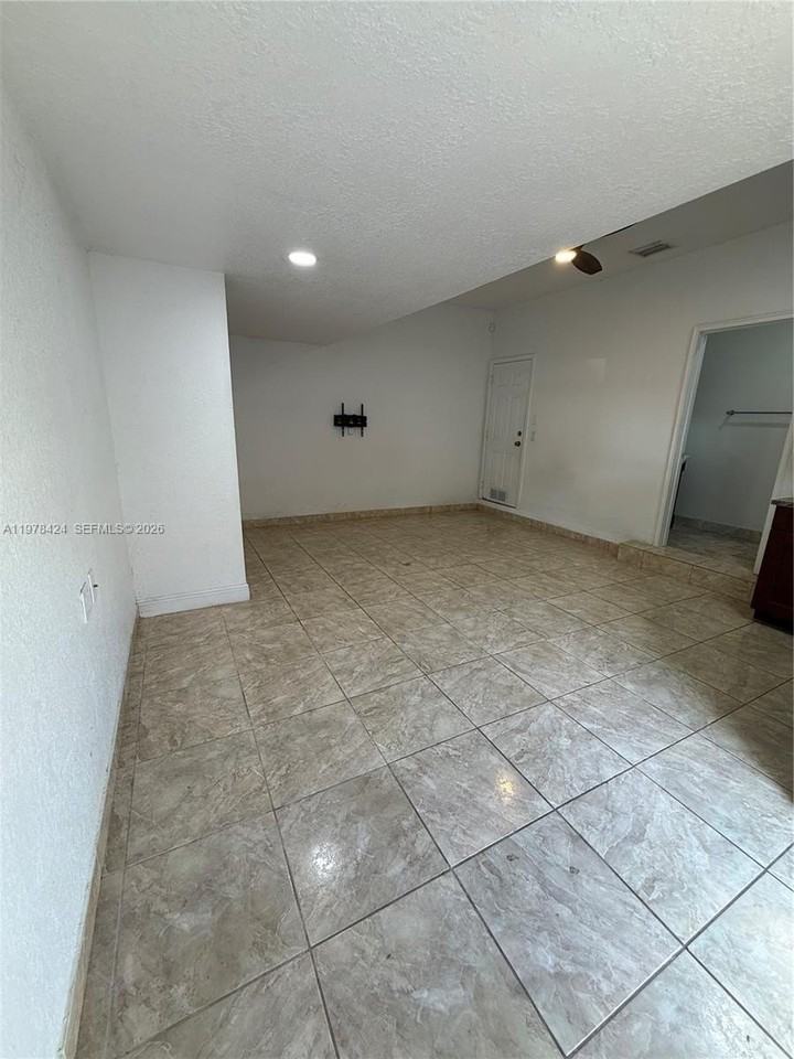 18529 Sw 97th Pl #1 - Photo 6 of 21