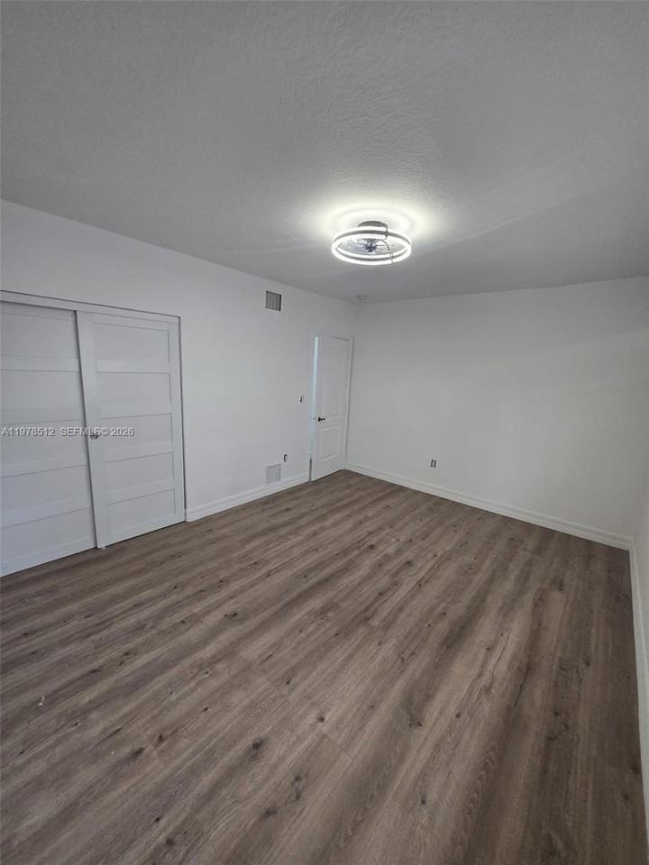 1701 N Treasure Dr #5 - Photo 2 of 3