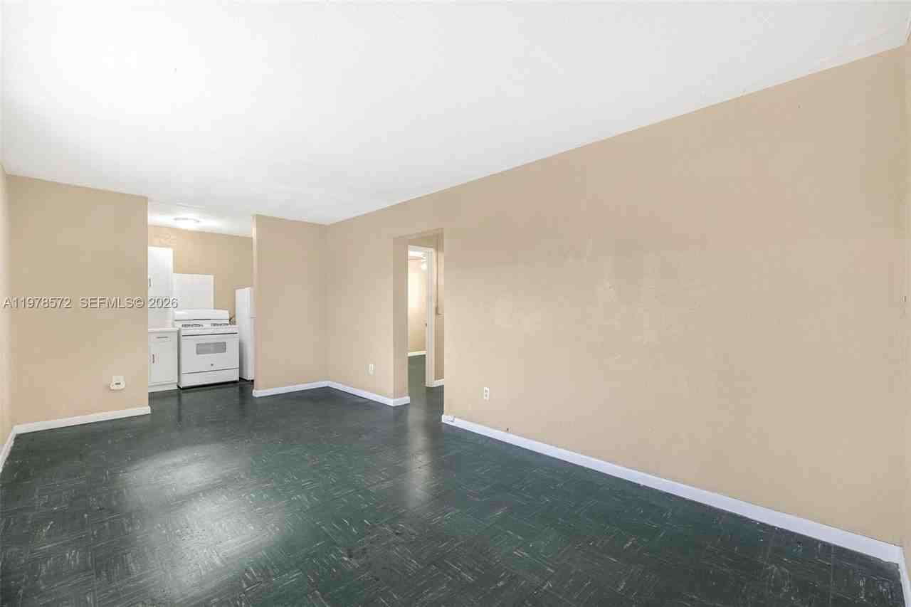 126 Sw 18th Ave #11 - Photo 3 of 14