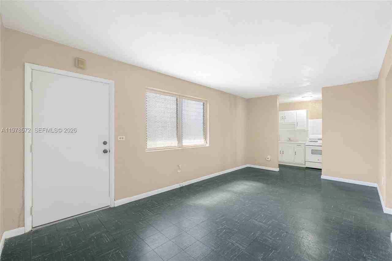 126 Sw 18th Ave #11 - Photo 6 of 14