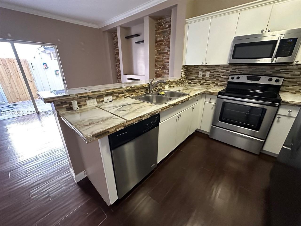 2221 Se 24th Pl #2221 - Photo 7 of 31