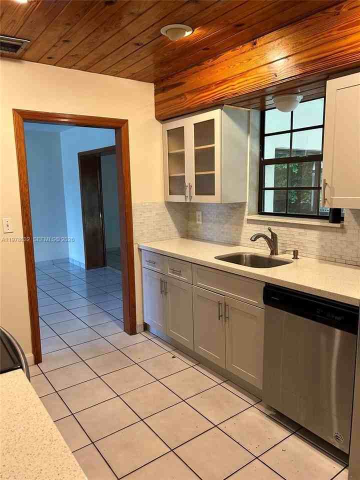 5001 Sw 90th Ct - Photo 3 of 6