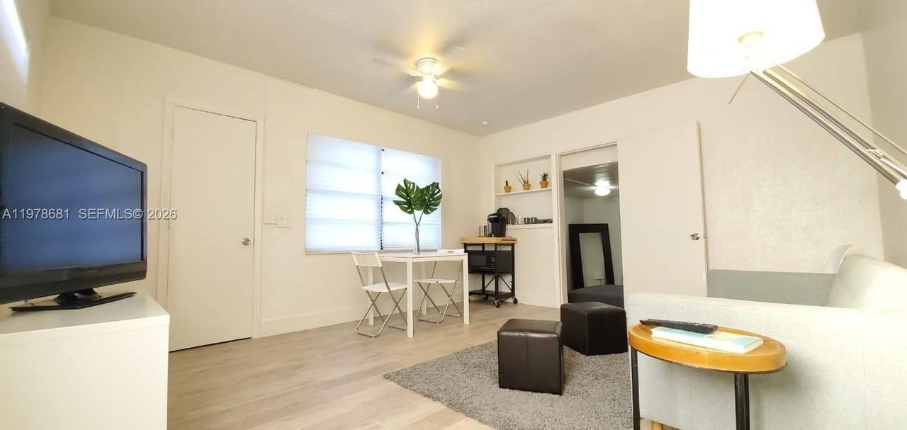 275 Nw 46th St #B - Photo 4 of 8