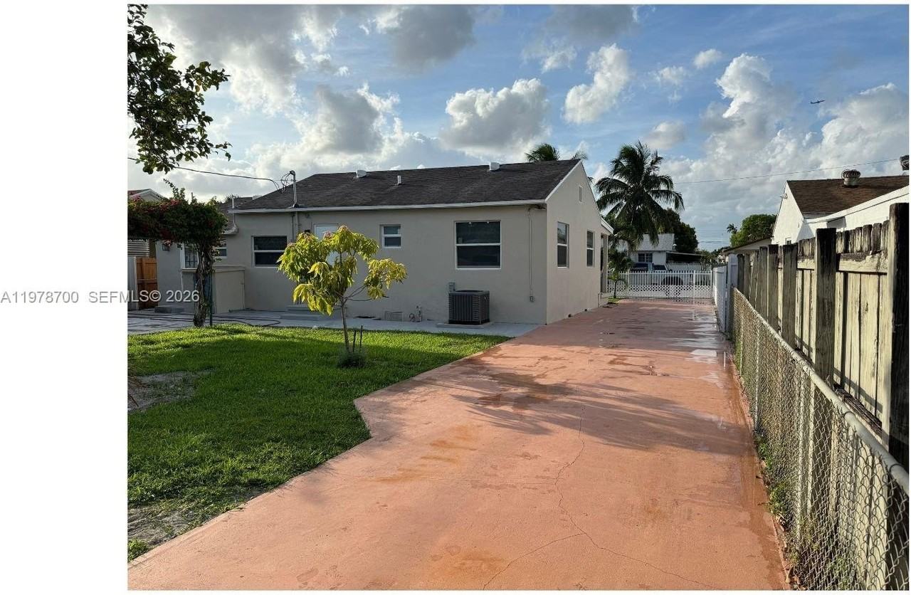 3644 Nw 12th St - Photo 4 of 16