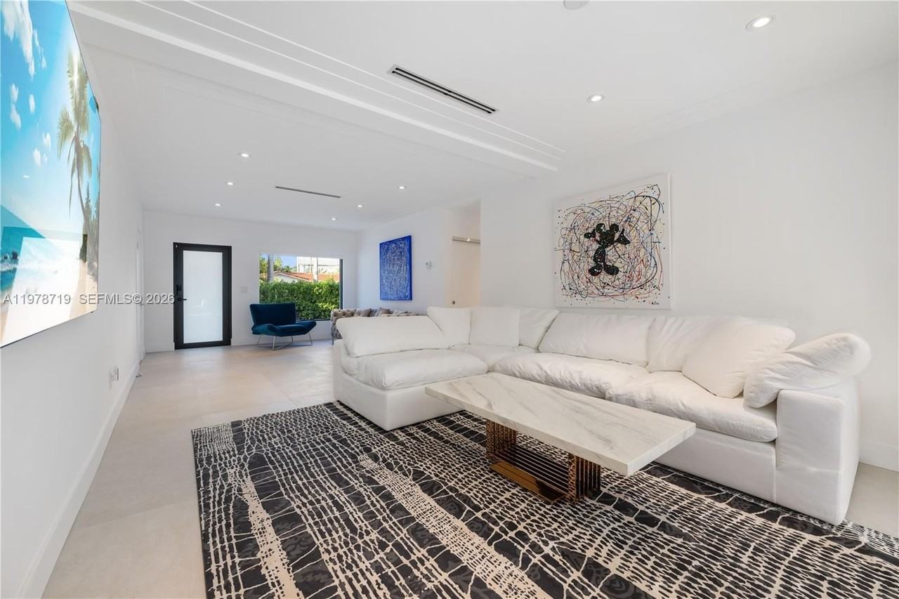 900 W 47th Ct - Photo 2 of 24