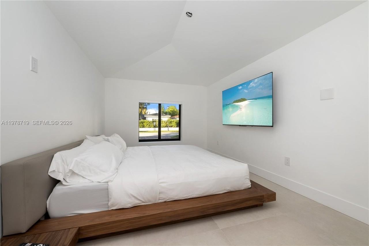 900 W 47th Ct - Photo 4 of 24