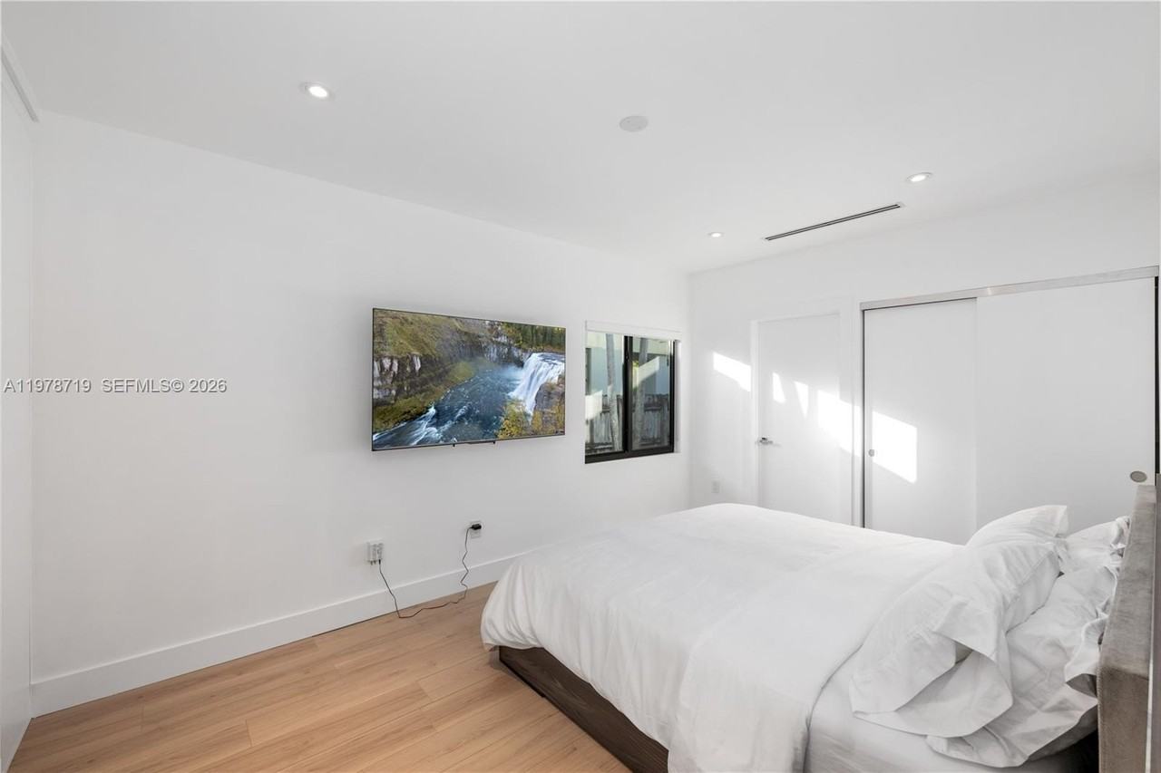 900 W 47th Ct - Photo 7 of 24