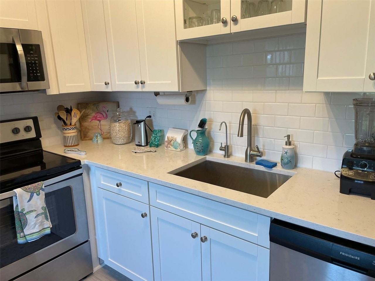 249 Pompano Dr Se #D - Photo 5 of 37