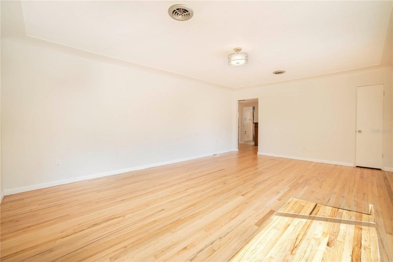 877 42nd Ave N - Photo 4 of 27