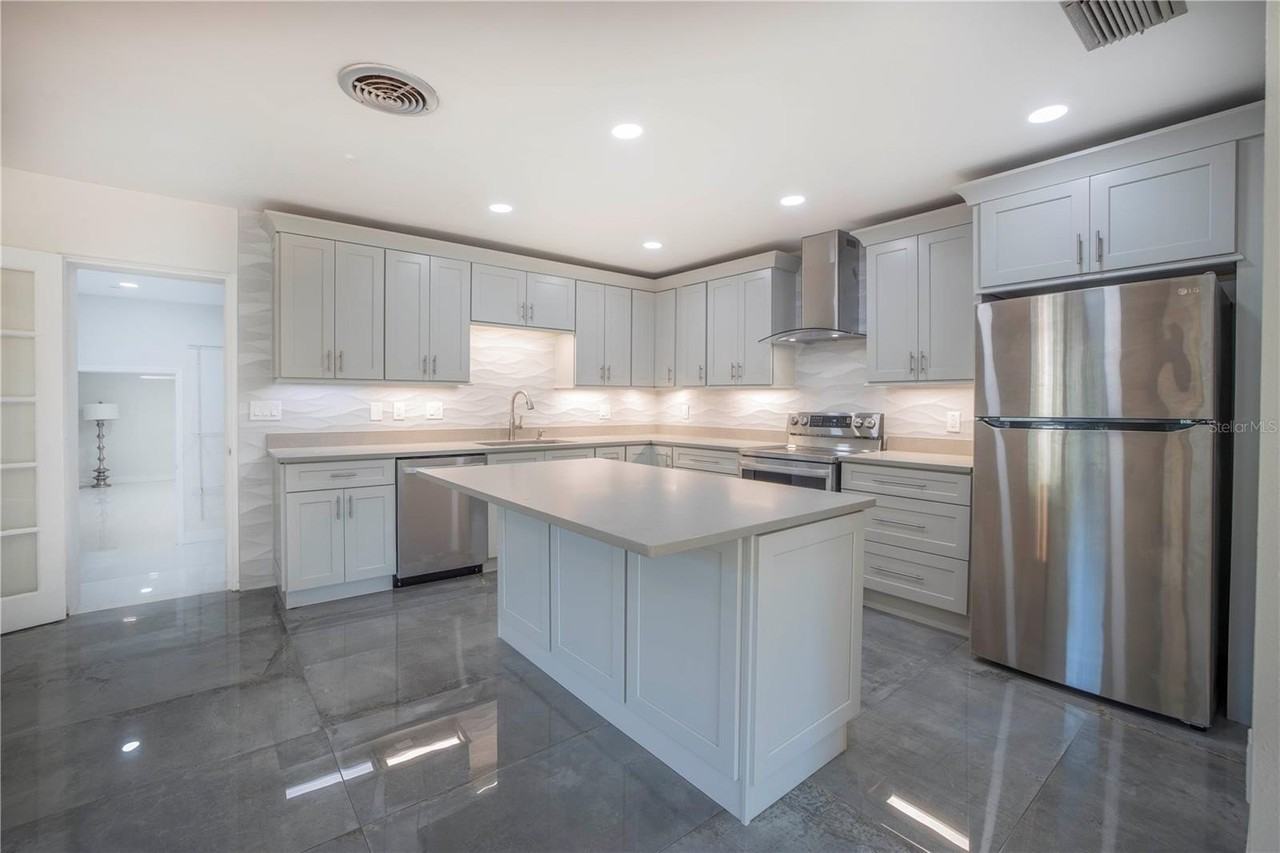 877 42nd Ave N - Photo 6 of 27