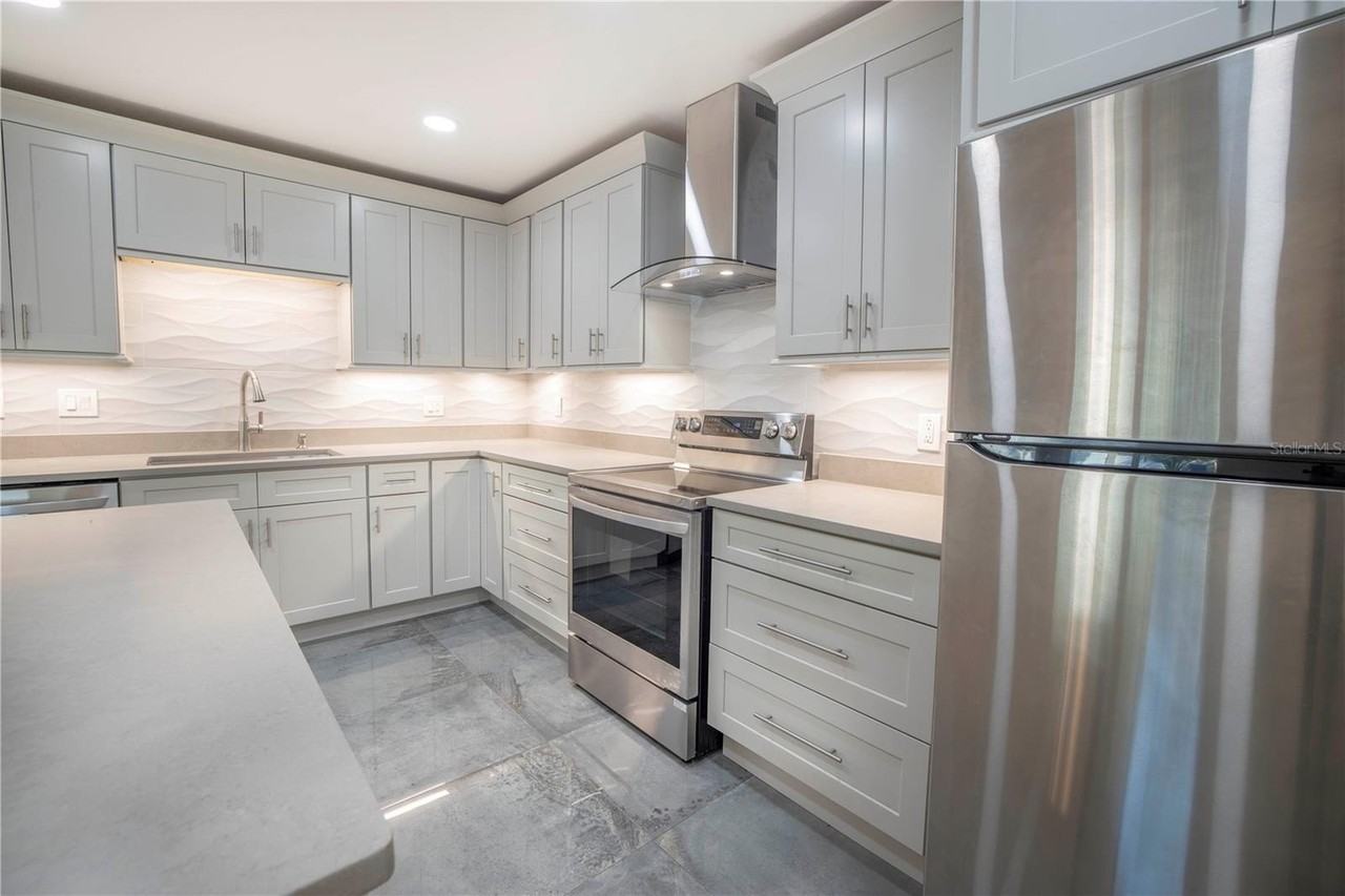 877 42nd Ave N - Photo 7 of 27