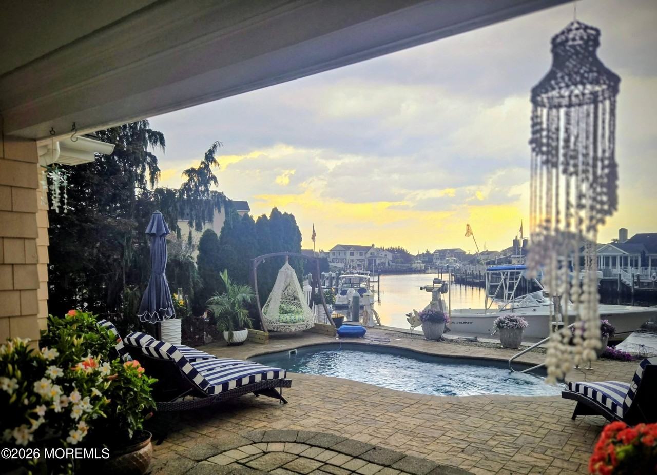 1518 Laguna Dr - Photo 2 of 27