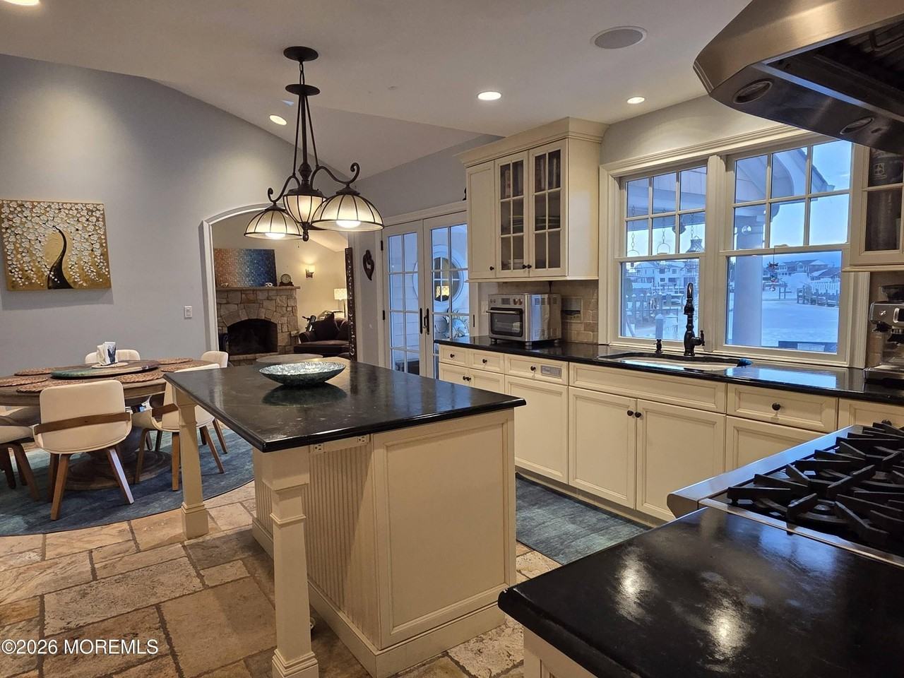 1518 Laguna Dr - Photo 5 of 27