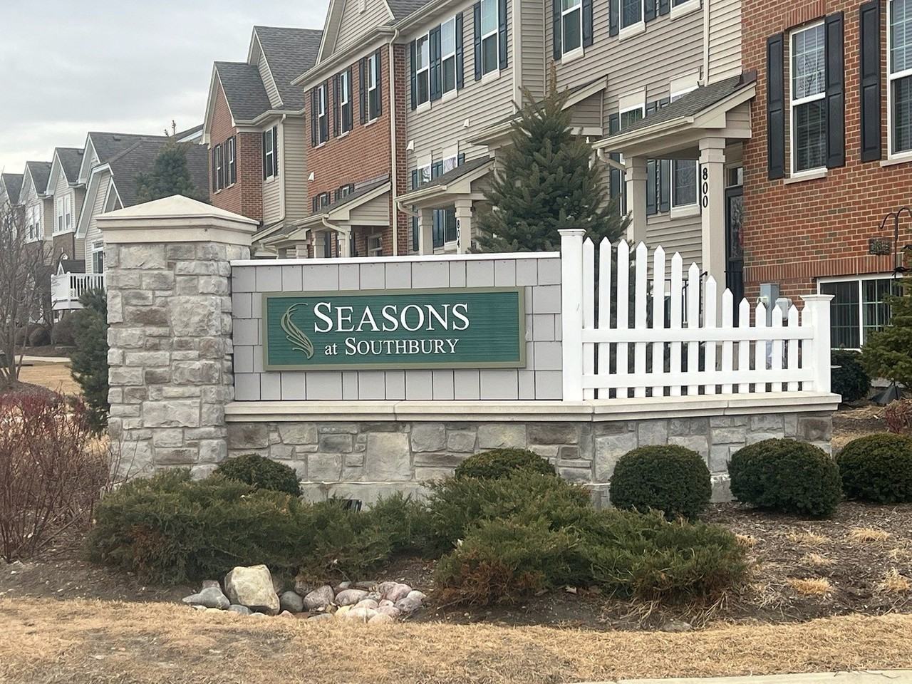 285 Lakeshore Dr - Photo 4 of 35