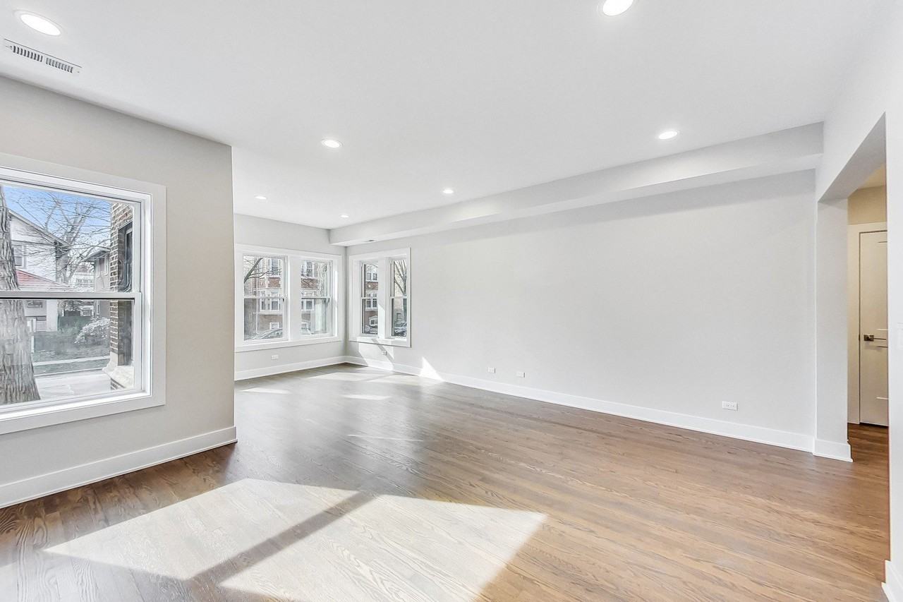 6527 N Newgard Ave Apt 2 - Photo 3 of 18