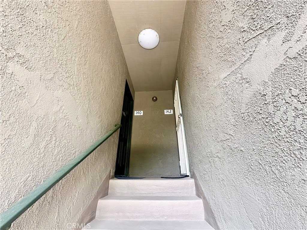 140 Streamwood - Photo 4 of 26