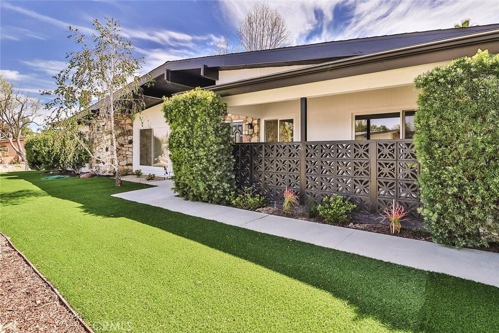 23540 Kivik St - Photo 4 of 39