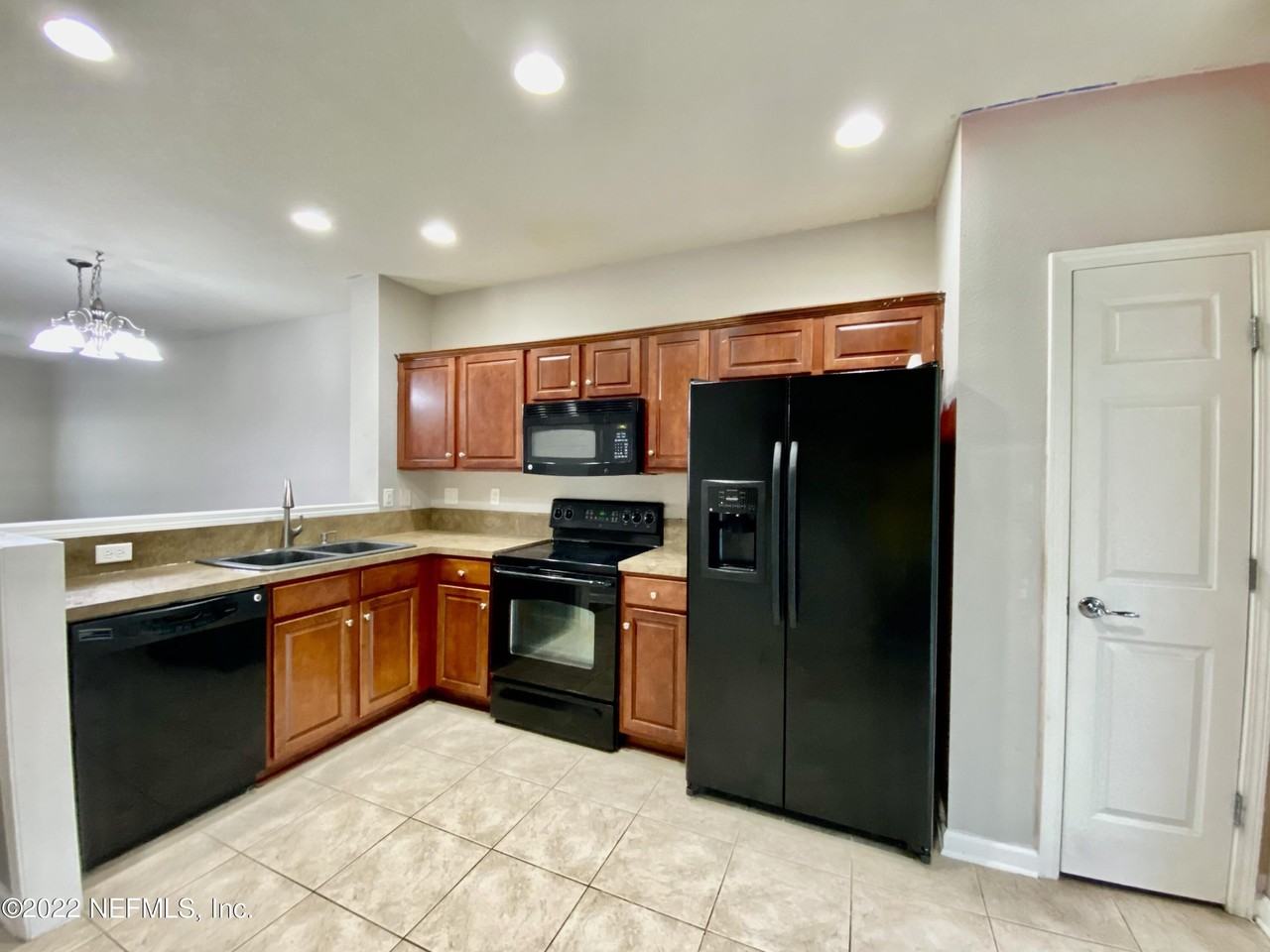 8101 Summer Palm Ct - Photo 6 of 17