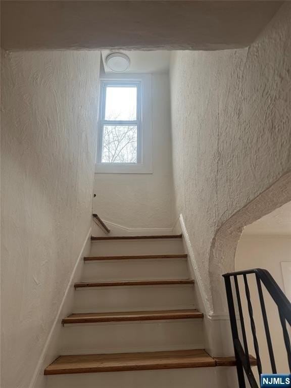 346 N Van Dien Ave - Photo 7 of 27