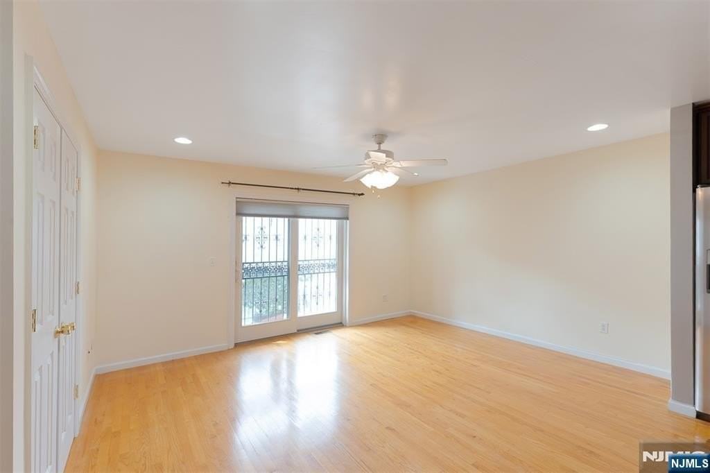 260 Custer Ave - Photo 2 of 14