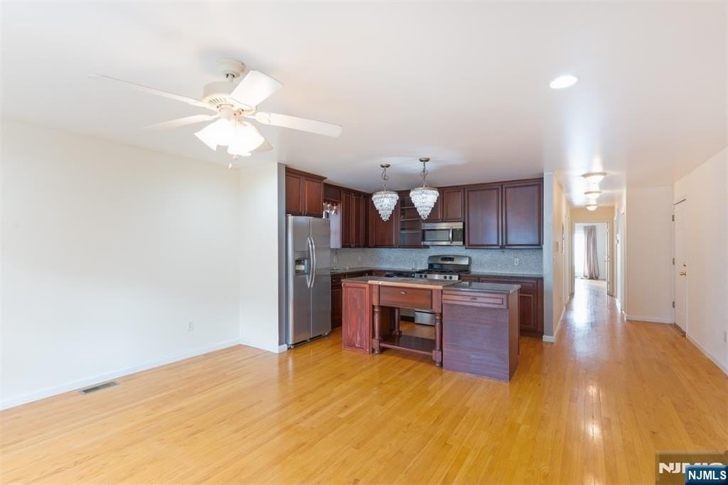 260 Custer Ave - Photo 3 of 14