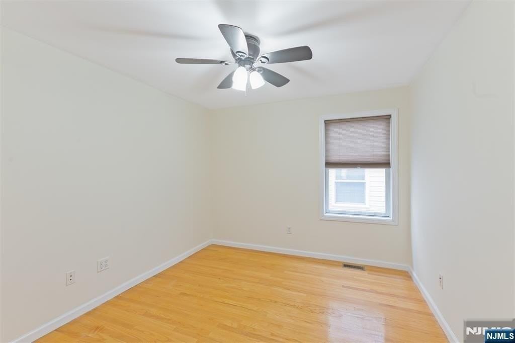 260 Custer Ave - Photo 5 of 14