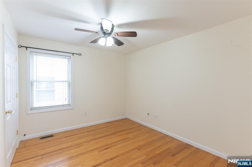 260 Custer Ave - Photo 7 of 14