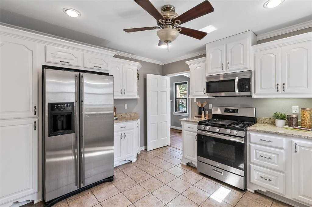 4206 Somerville Ave - Photo 7 of 26