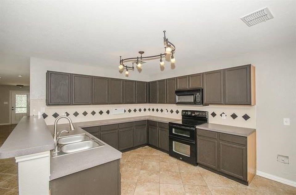 2152 Royal Acres Trl - Photo 4 of 30