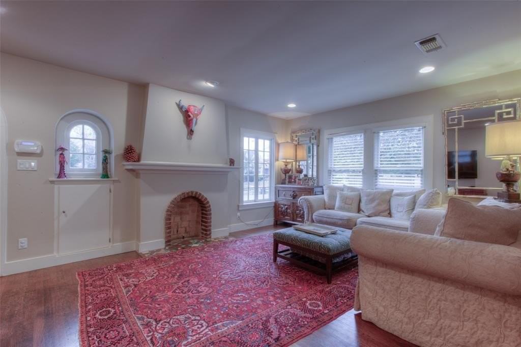 3311 Cockrell Ave - Photo 4 of 34