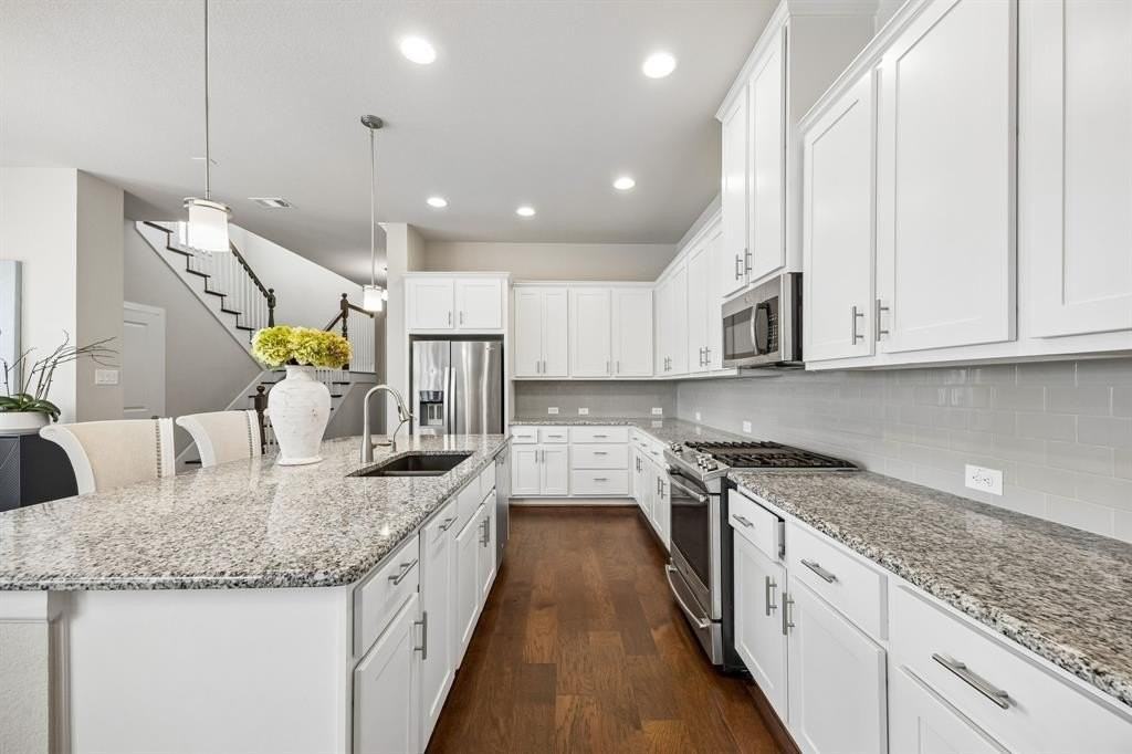 1800 Roundtree Cir W - Photo 7 of 26