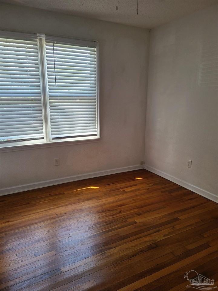 415 Gibbs Rd - Photo 6 of 31