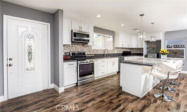 12940 Fenton Ave - Photo 4 of 8