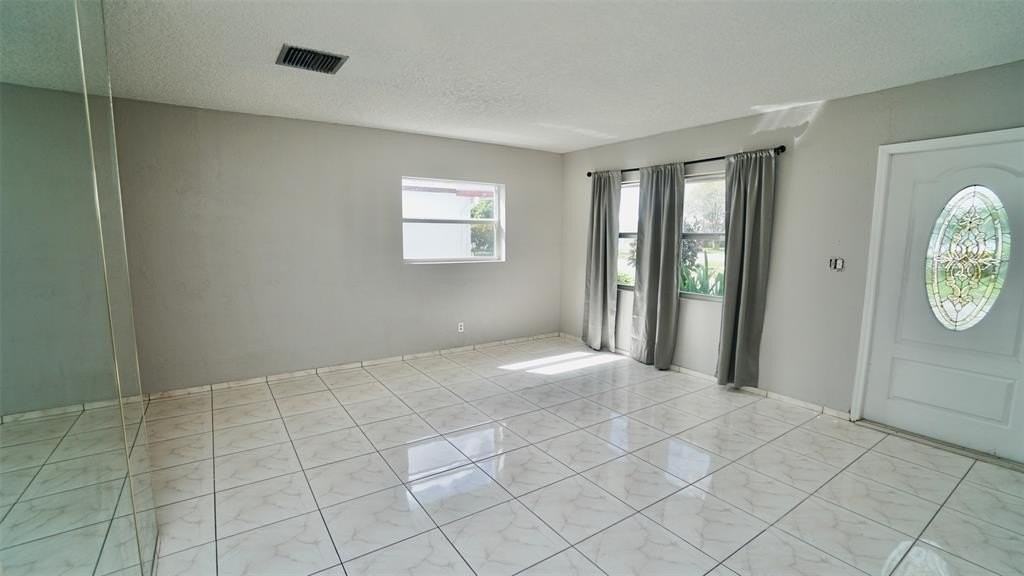 5908 Nw 81st Ave - Photo 6 of 31