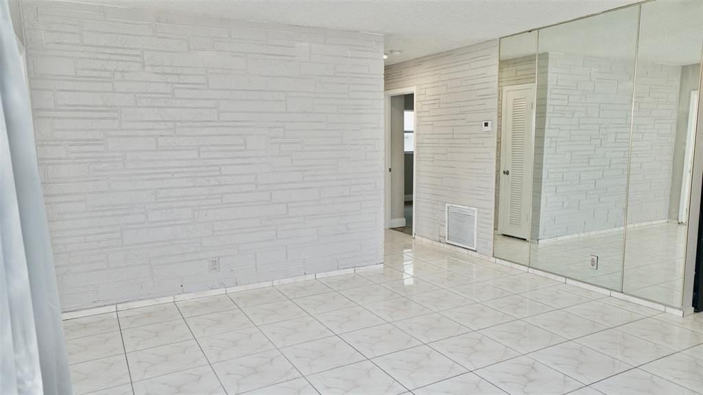 5908 Nw 81st Ave - Photo 7 of 31