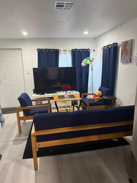 1116 W 32nd St - Photo 2 of 11