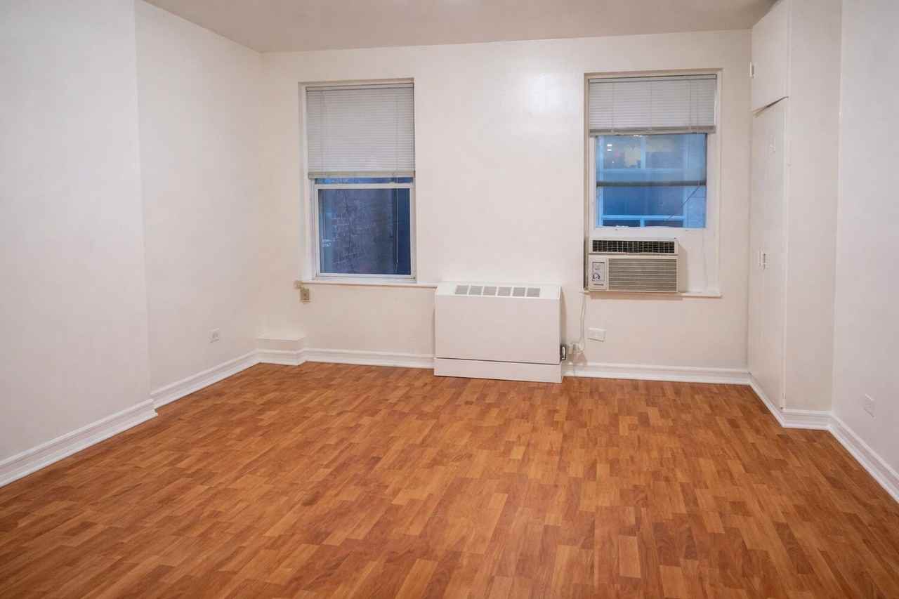 152 E 46th St #3R - Photo 2 of 5