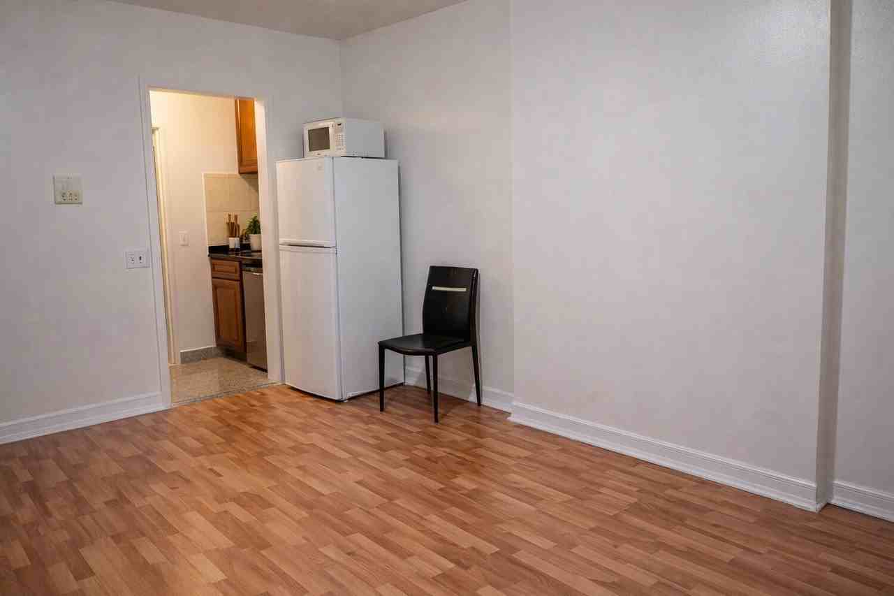 152 E 46th St #3R - Photo 4 of 5