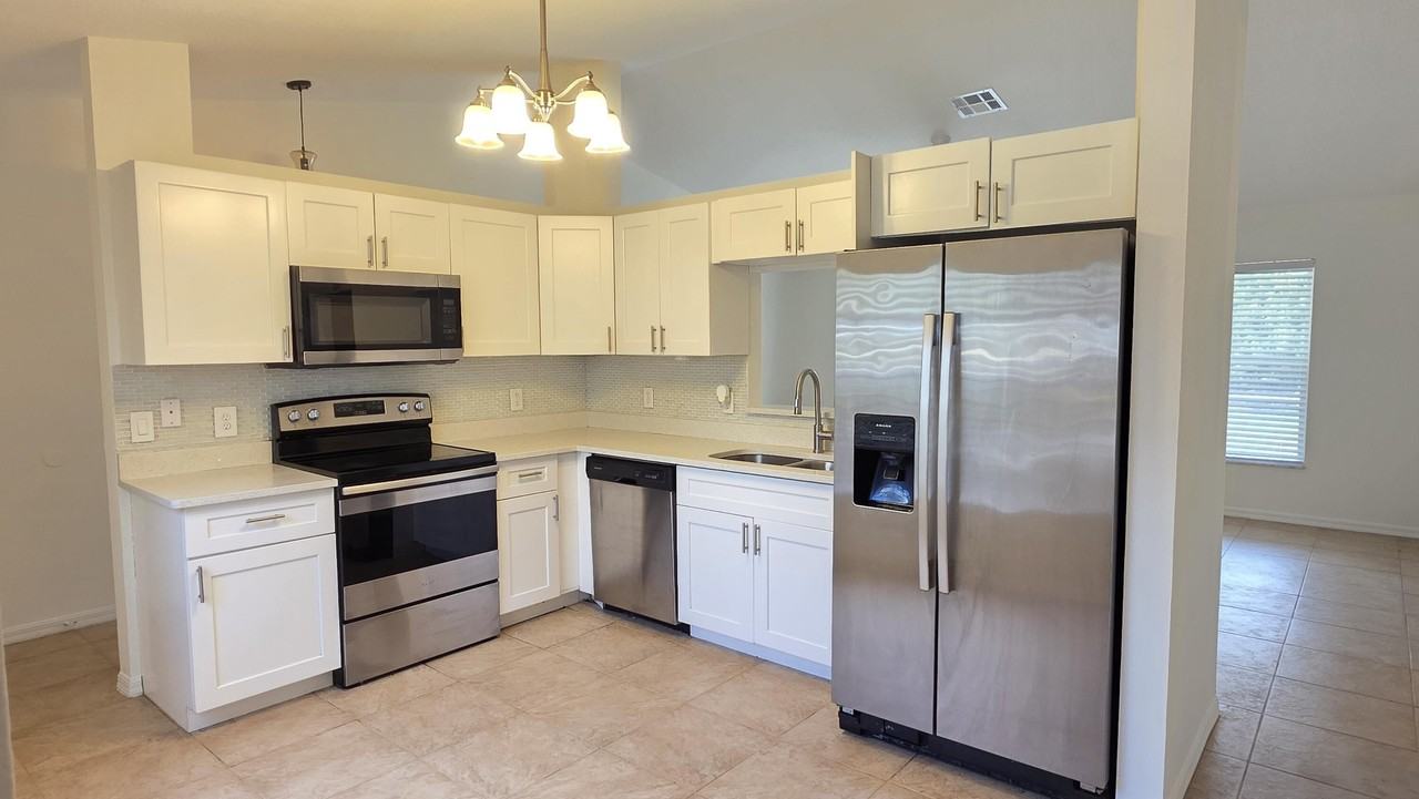 1068 Se Prineville St - Photo 2 of 16