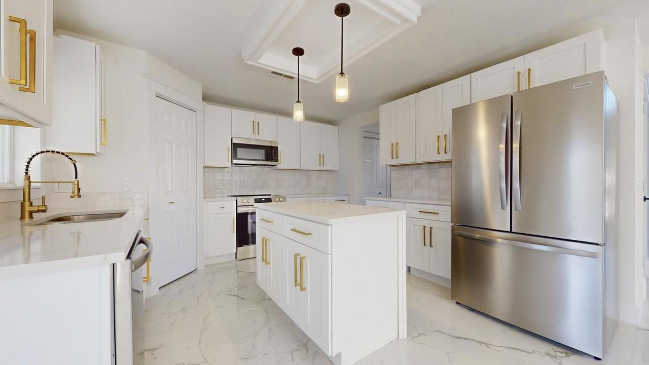 2056 Sw Grant Ave - Photo 4 of 33