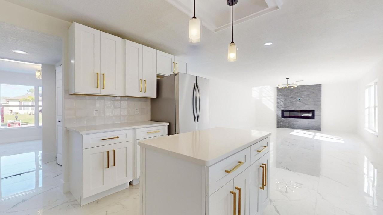 2056 Sw Grant Ave - Photo 5 of 33