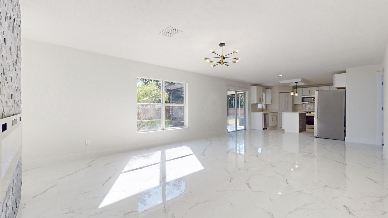 2056 Sw Grant Ave - Photo 6 of 33