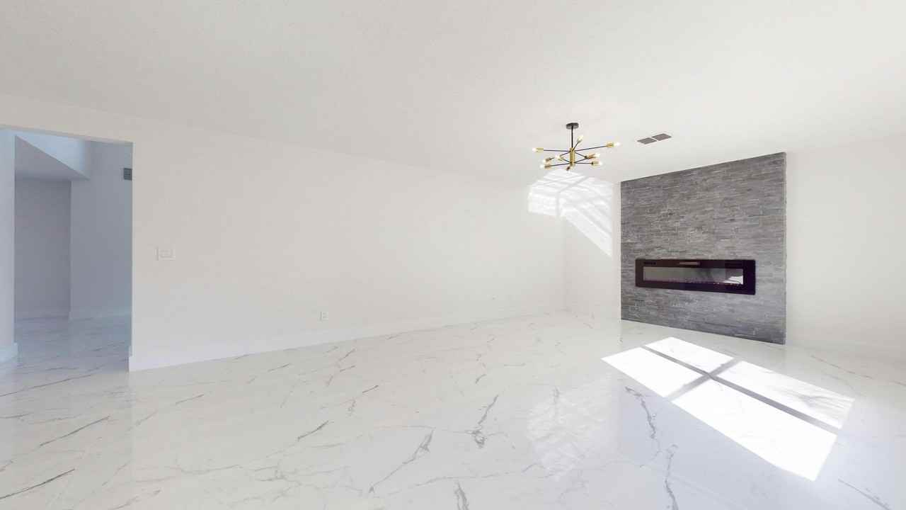 2056 Sw Grant Ave - Photo 7 of 33