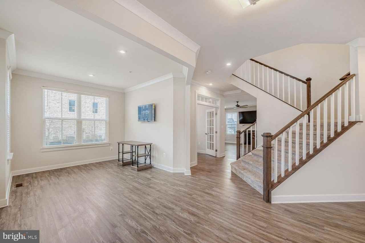 6425 Greenleigh Ave - Photo 6 of 44