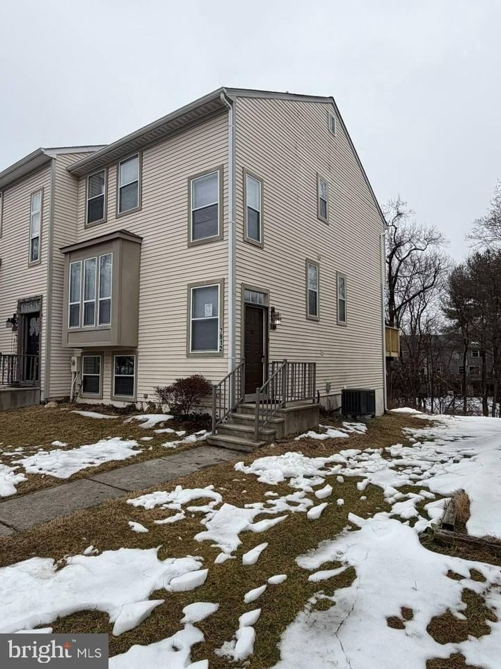 7812 WHISTLING Court - Photo 2 of 18