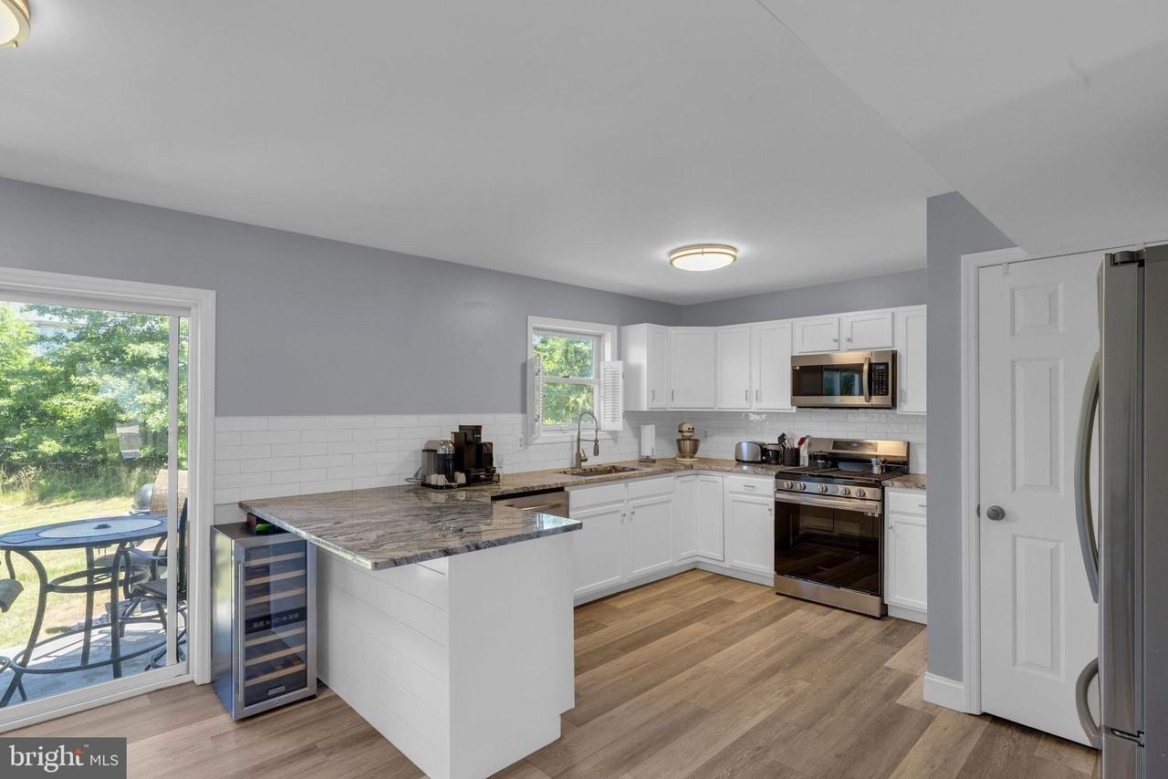 2584 Daniels Ln - Photo 7 of 25