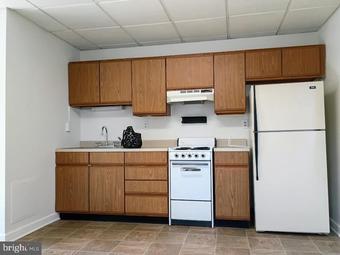 543 Bridge St Apt C - Photo 2 of 9