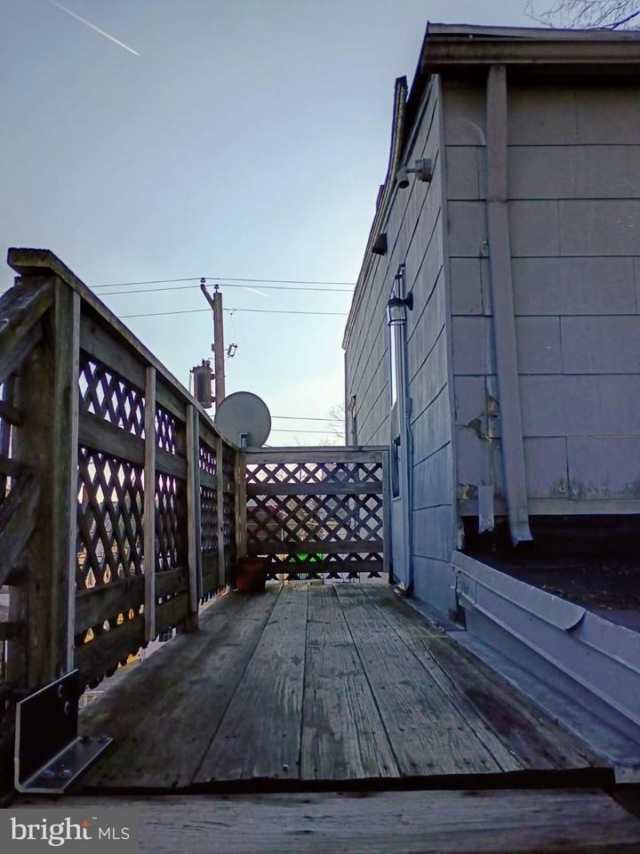 543 Bridge St Apt C - Photo 4 of 9